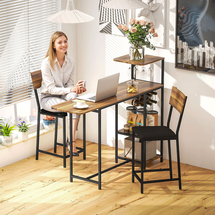 Conjunto de Mesa e Bancos de Bar Mesa Alta de Cozinha com 2 Bancos Laterais Rebatíveis Suporte para Vinhos e Prateleiras Estilo Industrial Castanho e Preto