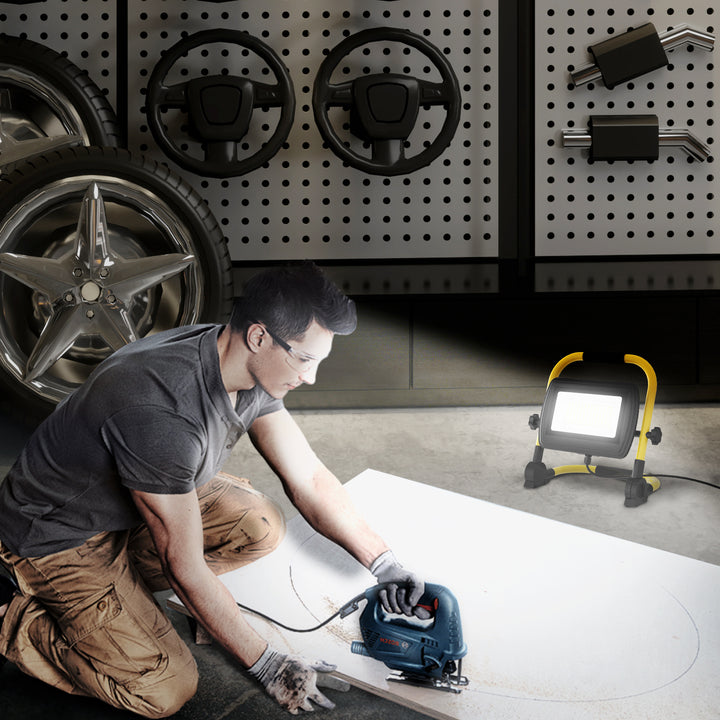 Preojetor LED Recarregável com Cabeças e Suporte Ajustáveis 50W 4250 Lúmenes IP65 6500K Reflector LED Resistente à Intemperie Portátil com Pega para Interior e Exterior Amarelo e Preto