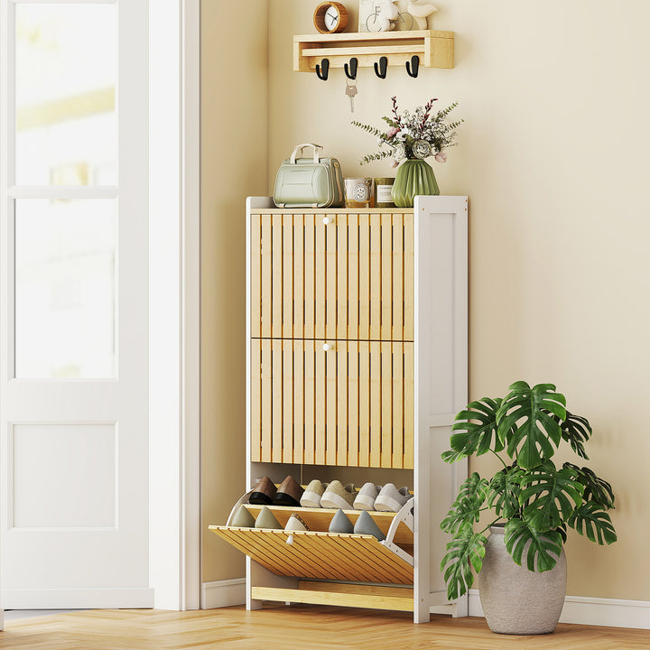 Sapateira Estreita com 3 Portas de Bambu em Ripas Móvel Sapateira com Prateleiras Ajustáveis para 18 Pares de Sapatos 60x24x118 cm Branco e Madeira