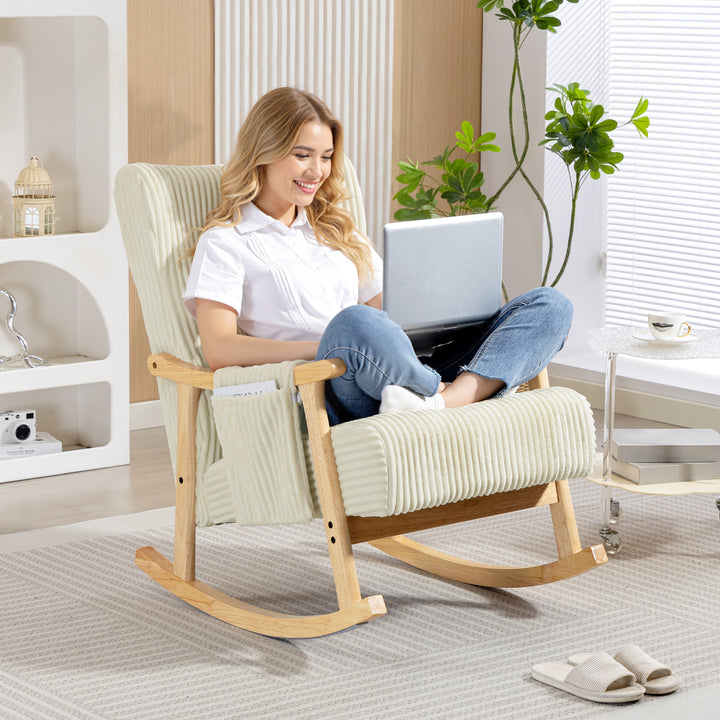 Cadeira de Baloiço, Cadeira de Veludo Cotelê com Almofada Lombar, Pés e Braços em Madeira, Assento Largo, Bolso Lateral, Estilo Moderno, Cadeira de Relaxamento, Suporta até 120 kg, para Quarto ou Sala, Bege