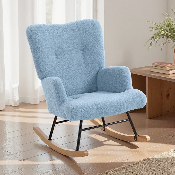 Poltrona Baloiço em Borrego Poltrona para Amamentação com Encosto Capitonê e Base de Madeira de Borracha Carga 120 kg Poltrona para Sala de Estar Dormitório 65x88x87 cm Azul Claro
