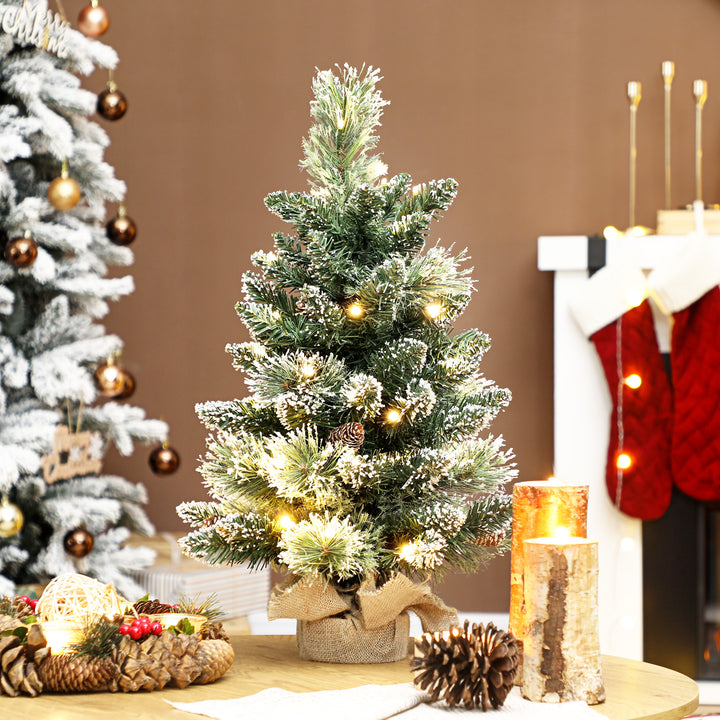 Árvore de Natal com 35 Luzes LED 60 cm Mini Árvore de Natal Artificial com 64 Ramos com Neve Pinha, Bagas e Base de Saco de Juta Decoração de Natal de Mesa para Casa Escritório Verde