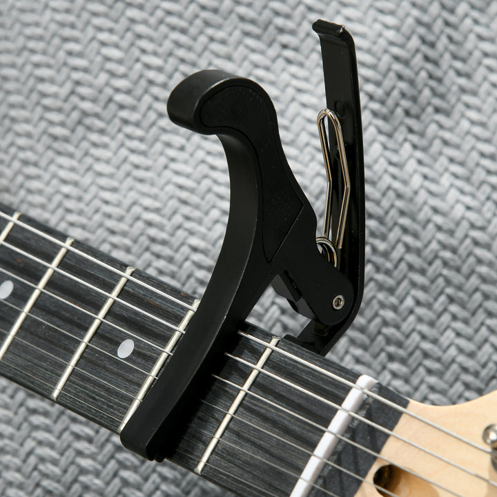 Kit Guitarra Elétrica de Iniciação Guitarra Elétrica com Amplificador de 15W Afinador Digital Cordas Correia 3 Palhetas e Saco de Transporte para Adultos e Adolescentes Preto