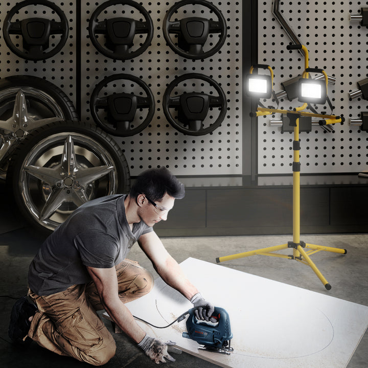 Projetor LED Duplo Recarregável de Alumínio com Tripé Dobrável 8500 Lúmenes IP65 6500K e Cabeças Ajustáveis para Trabalho Interior e Exterior Amarelo e Preto