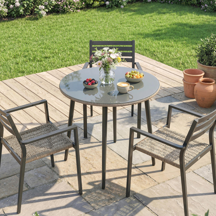 Mesa de Jantar de Jardim Redonda com Tampo de Vidro Temperado e Borda em Vime Estrutura de Aço 80x80x74 cm Carga 50 kg para Pátio Varanda Cinzento