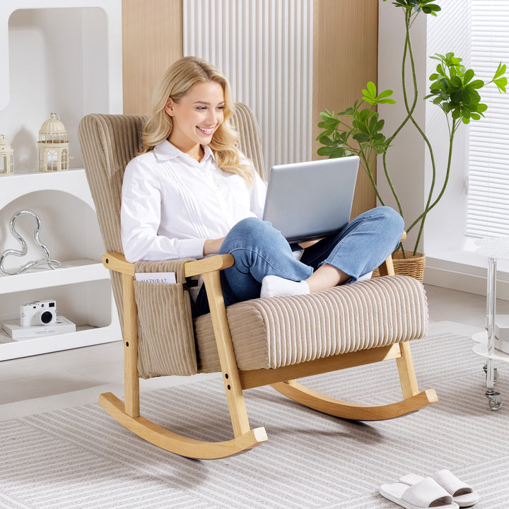 Cadeira de Baloiço, Cadeira de Veludo Cotelê com Almofada Lombar, Pernas e Apoios de Braço em Madeira, Assento Largo, Bolso Lateral, Estilo Moderno, Cadeira de Relaxamento, Suporte até 120 kg, para Quarto, Sala, Castanho Claro