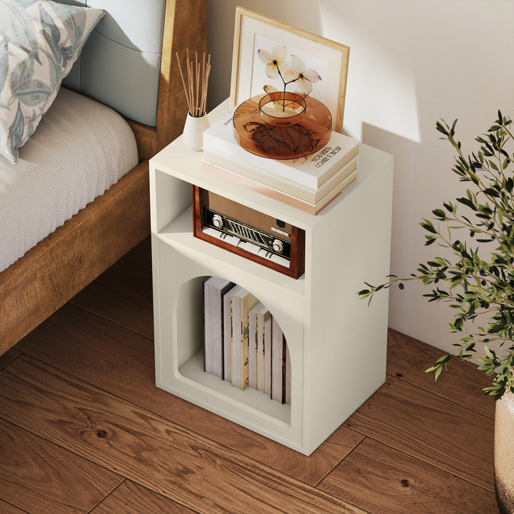 Mesa de Cabeceira Moderna Mesa de Cabeceira Estreita com 2 Compartimentos Abertos Desenho em Forma de Arco Mesa Auxiliar para Sala de Estar Quarto 40x30x60 cm Creme