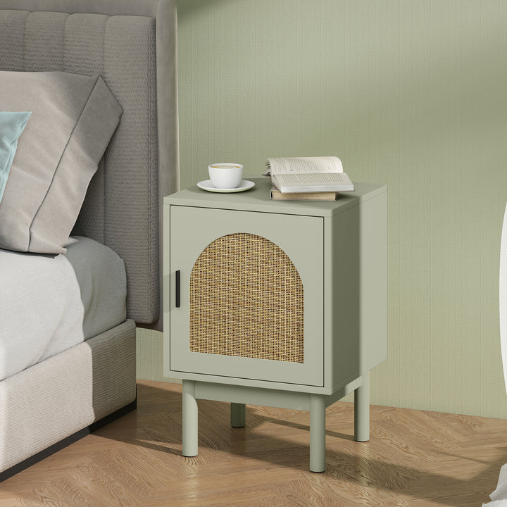 Mesa de Cabeceira Mesa de Cabeceira com Porta de Vime Prateleira Ajustável e Pés de Madeira Estilo Boémio Mesa Auxiliar para Sala de Estar Quarto 40x35x58 cm Verde Claro