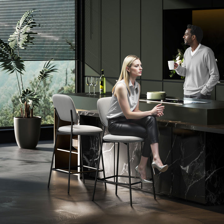 Conjunto de 2 Bancos de Bar Bancos Altos de Cozinha com Encosto e Apoio para os Pés Estofados em Veludo Estrutura de Aço Bancos Altos Modernos para Sala de Jantar Balcão 45x49x102 cm Cinza Claro