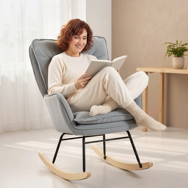 Poltrona Baloiço Estofada em Chenilla Cadeira Baloiço com Pés de Madeira de Faia e Apoio para os Braços para Lactância Carga 120 kg para Dormitório Sala de Estar 71x98,5x97 cm Cinzento claro