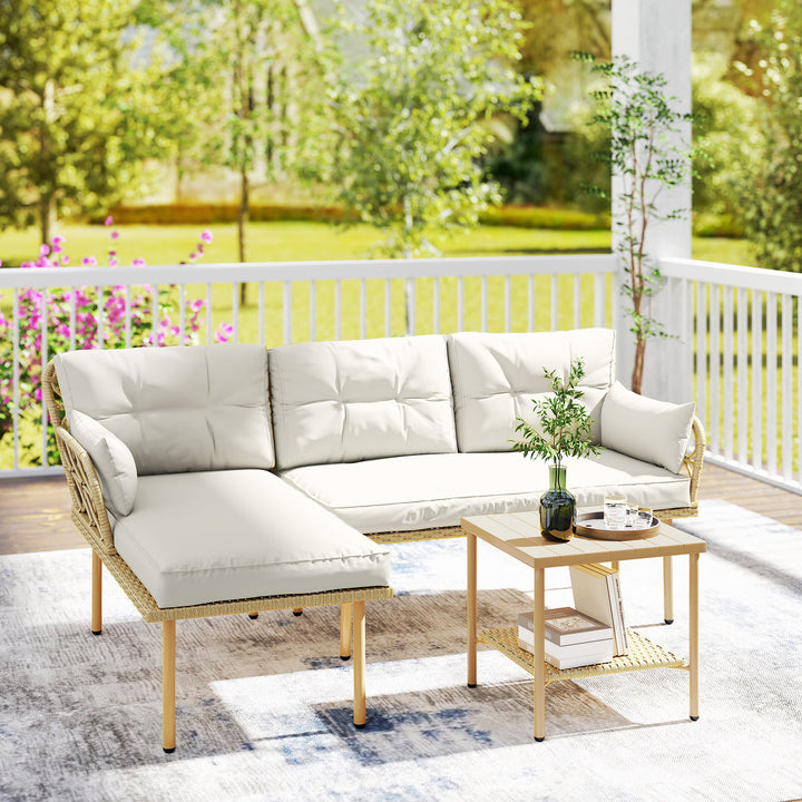 Conjunto de Jardim em Vime de 3 Peças de Móveis de Jardim Exterior com 1 Sofá de Dois Lugares 1 Espreguiçadeira 1 Mesa de Centro Metálica de 2 Níveis e Almofadas Anti-UV para Pátio Creme
