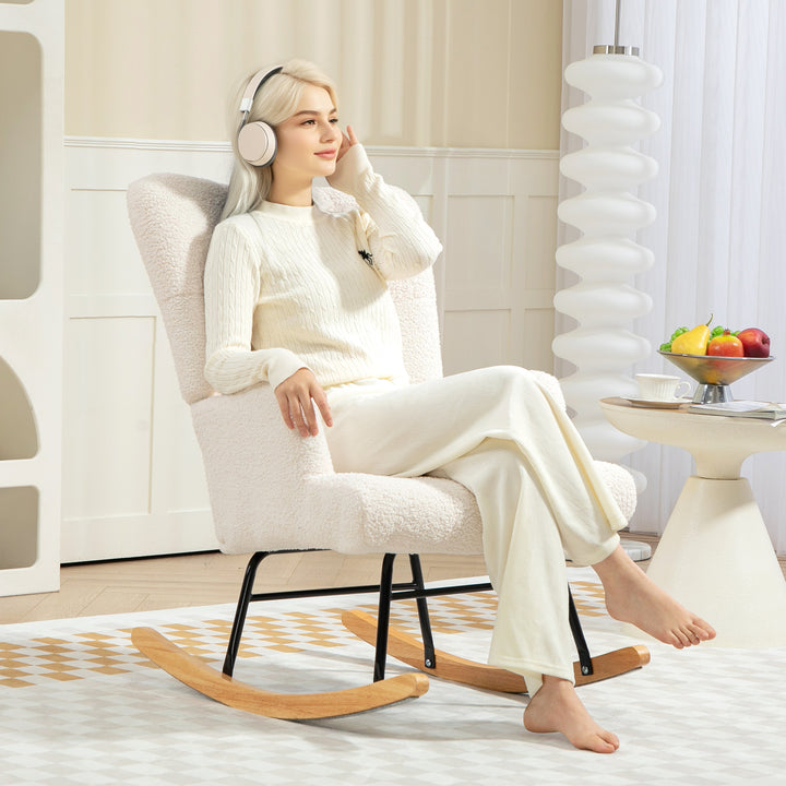 Poltrona Baloiço em Borrego Poltrona para Amamentação com Encosto Capitonê e Base de Madeira de Borracha Carga 120 kg Poltrona para Sala de Estar Dormitório 65x88x87 cm Creme