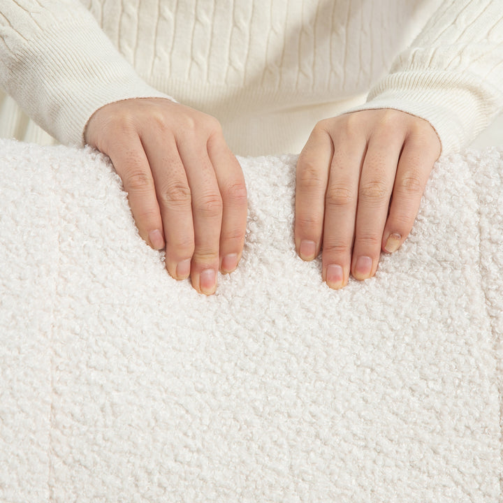 Poltrona Baloiço em Borrego Poltrona para Amamentação com Encosto Capitonê e Base de Madeira de Borracha Carga 120 kg Poltrona para Sala de Estar Dormitório 65x88x87 cm Creme